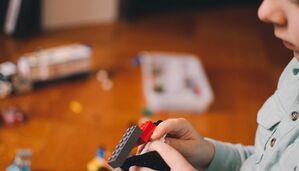 Spielendes Kind (Bild: Kelly Sikkema/Unsplash)