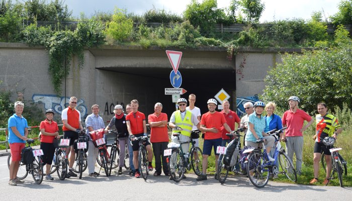 Die Gruppe in Dielheim vor dem Fahrradweg unter der Autobahn Die Gruppe in Dielheim vor dem Fahrradweg unter der Autobahn