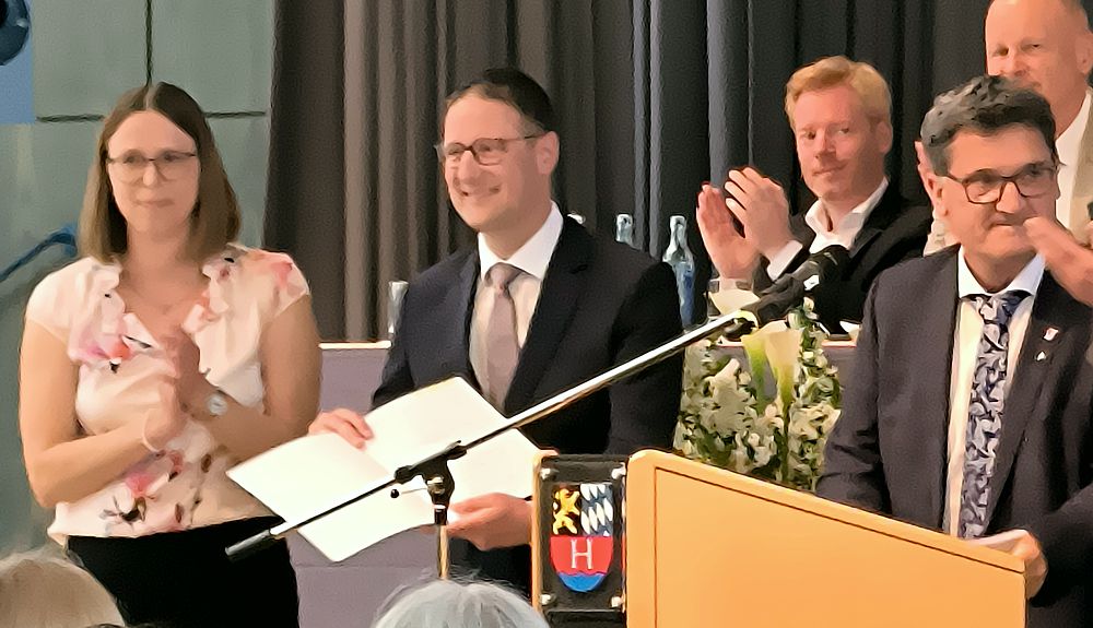 In der selben Sitzung erfolgte auch noch die Übergabe der Ernennungsurkunde an den neuen Landrat Manuel Just