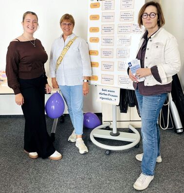 Foto zeigt die beiden Kreisrätinnen bei einer Info Veranstaltung des Frauennotruf
